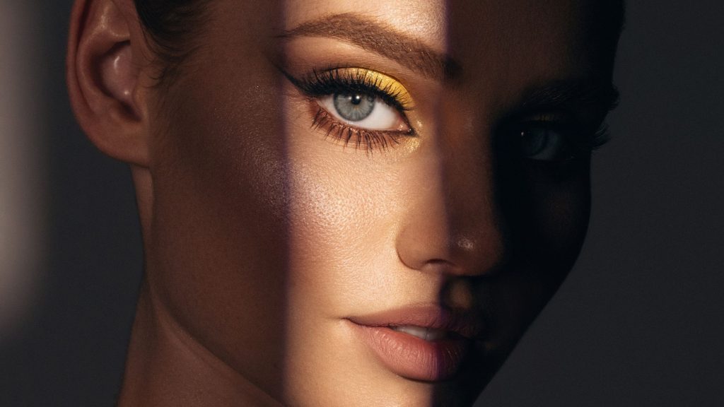 in foto una modella con il make-up di maggio addosso. Parola d'ordine: luminosità.
