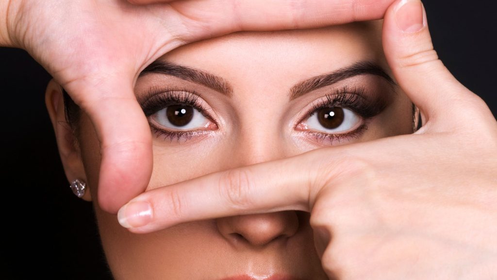 in foto lo sguardo e percezione di sé: modella che inquadra il suo sguardo