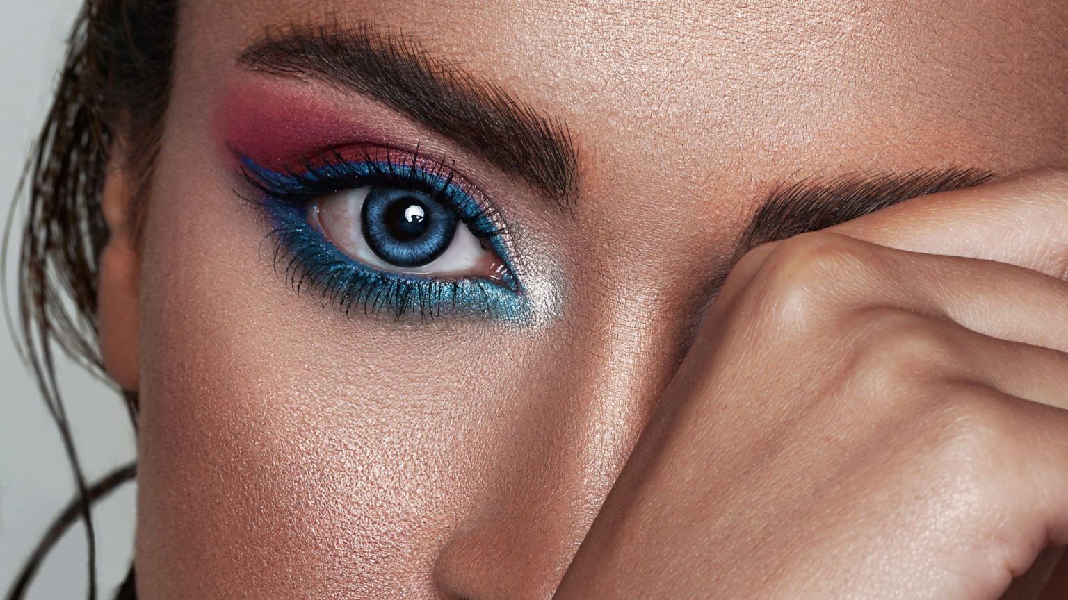 in foto una donna truccata: rappresenta il make-up e caldo