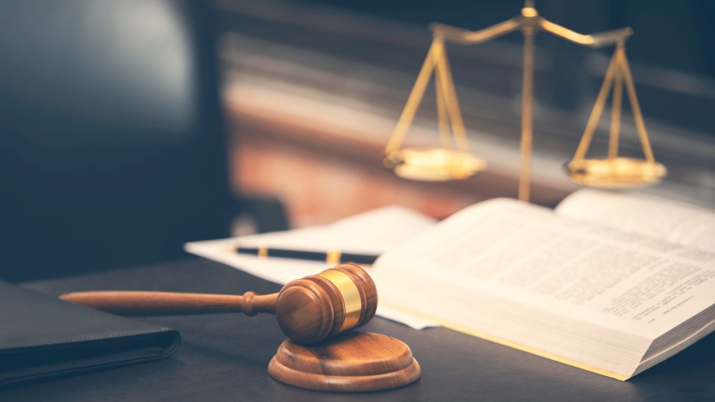 in foto un martello da giudice in un aula di tribunale. Rappresenta il consiglio di stato sospende esami in piemonte.