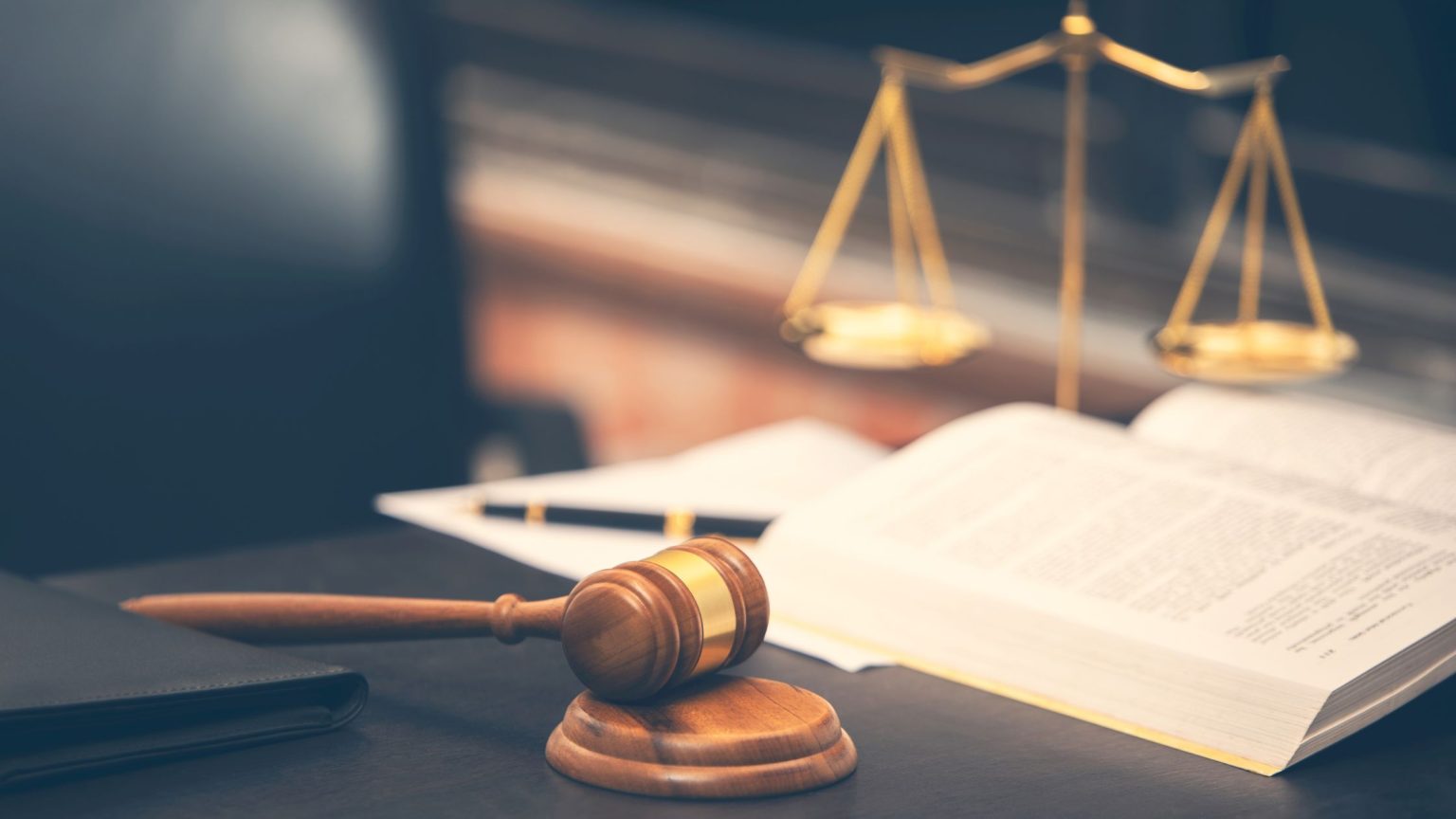 in foto un martello da giudice in un aula di tribunale. Rappresenta il consiglio di stato sospende esami in piemonte.