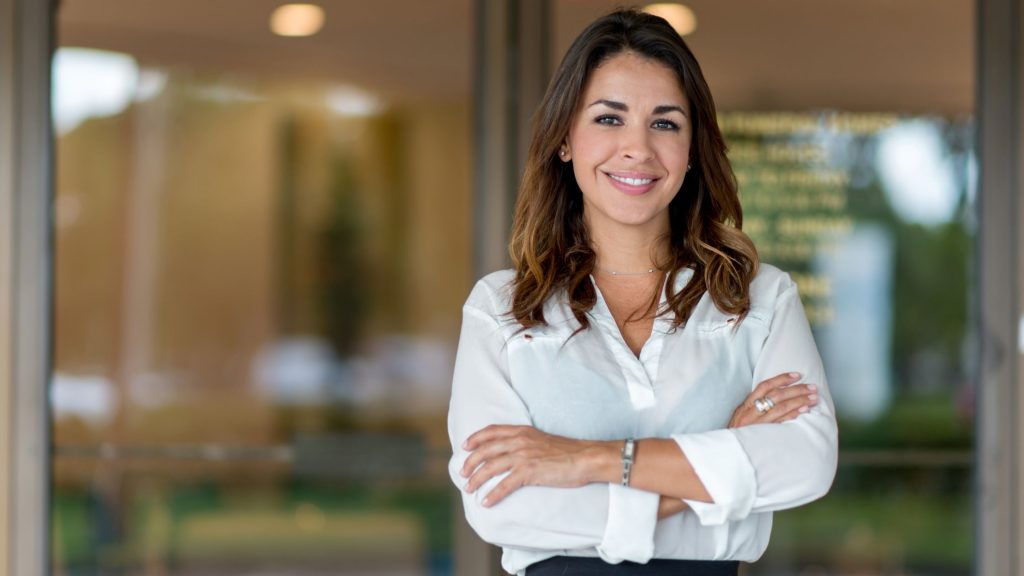 in foto un' estetista che deve decidere se essere artigiana o imprenditrice