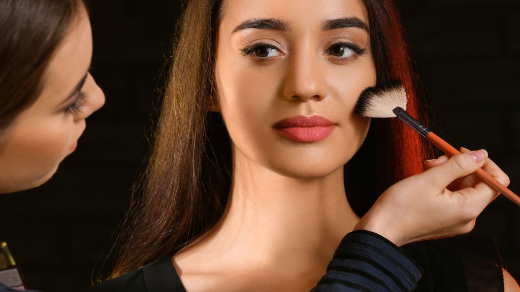 in foto una donna con un make-up professionale.