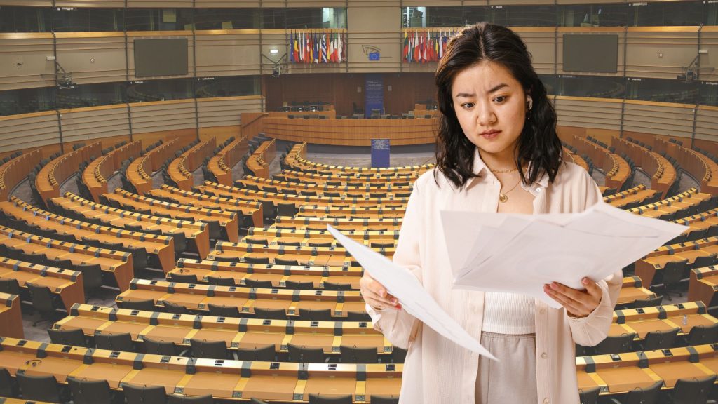 Nuovo DDL per estetisti: una professionista esamina alcuni documenti davanti a un'aula parlamentare, a rappresentare il nuovo testo unificato in discussione.