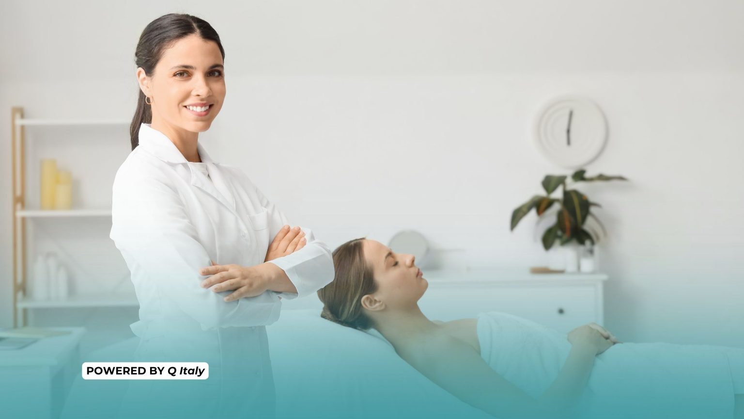 in foto una estetista che effettua un rimodellamento corpo hands free