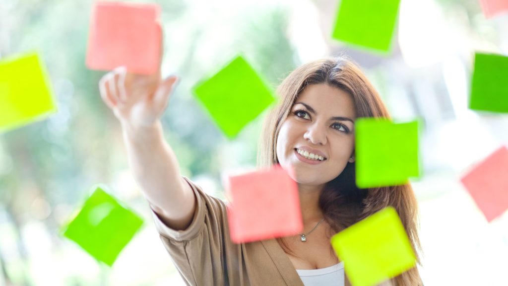 in foto una donna davanti a dei post-it. rappresentano i servizi estetici estivi a basso stress organizzativo.