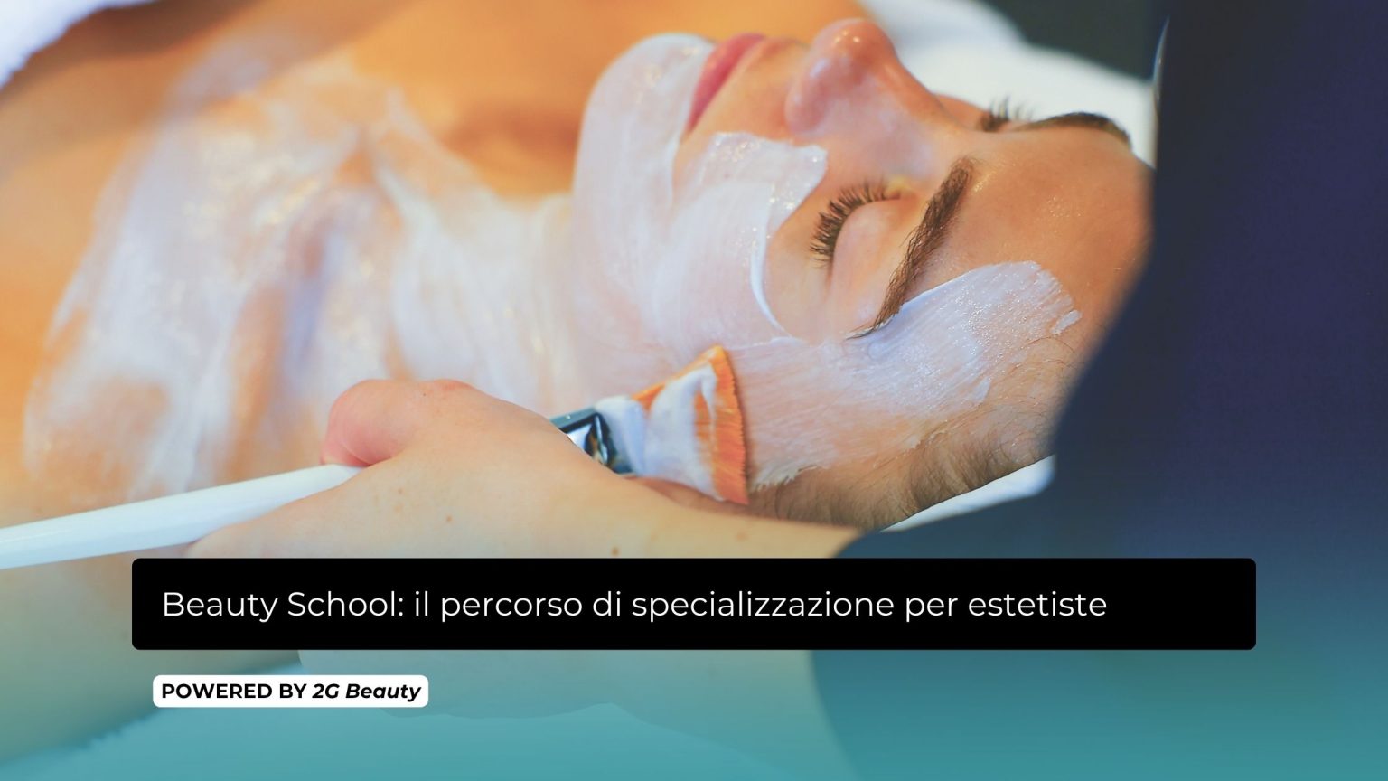 in foto una donna che sta eseguendo un trattamento presso la scuola 2g beauty school