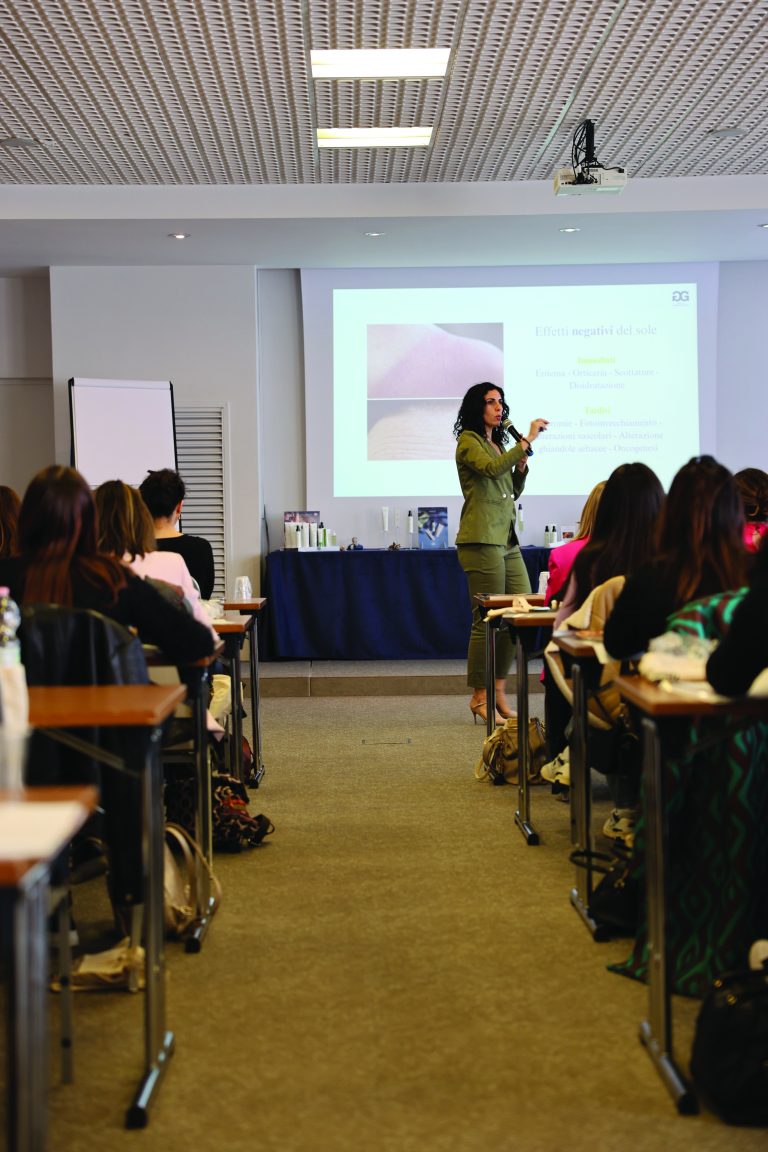 in foto un'insegnante della 2g beauty school