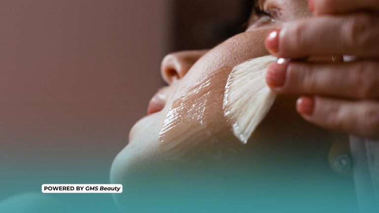 in foto una donna con del peeling chimico sulle guance