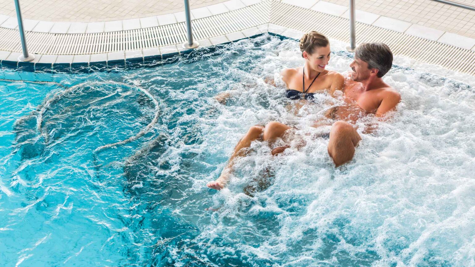 in foto una coppia che si sta godendo un'esperienza di spa e benessere