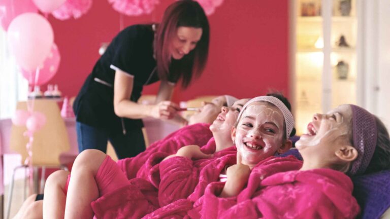 in foto un beauty party con delle bambine e l'estetista che fa dei trattamenti.