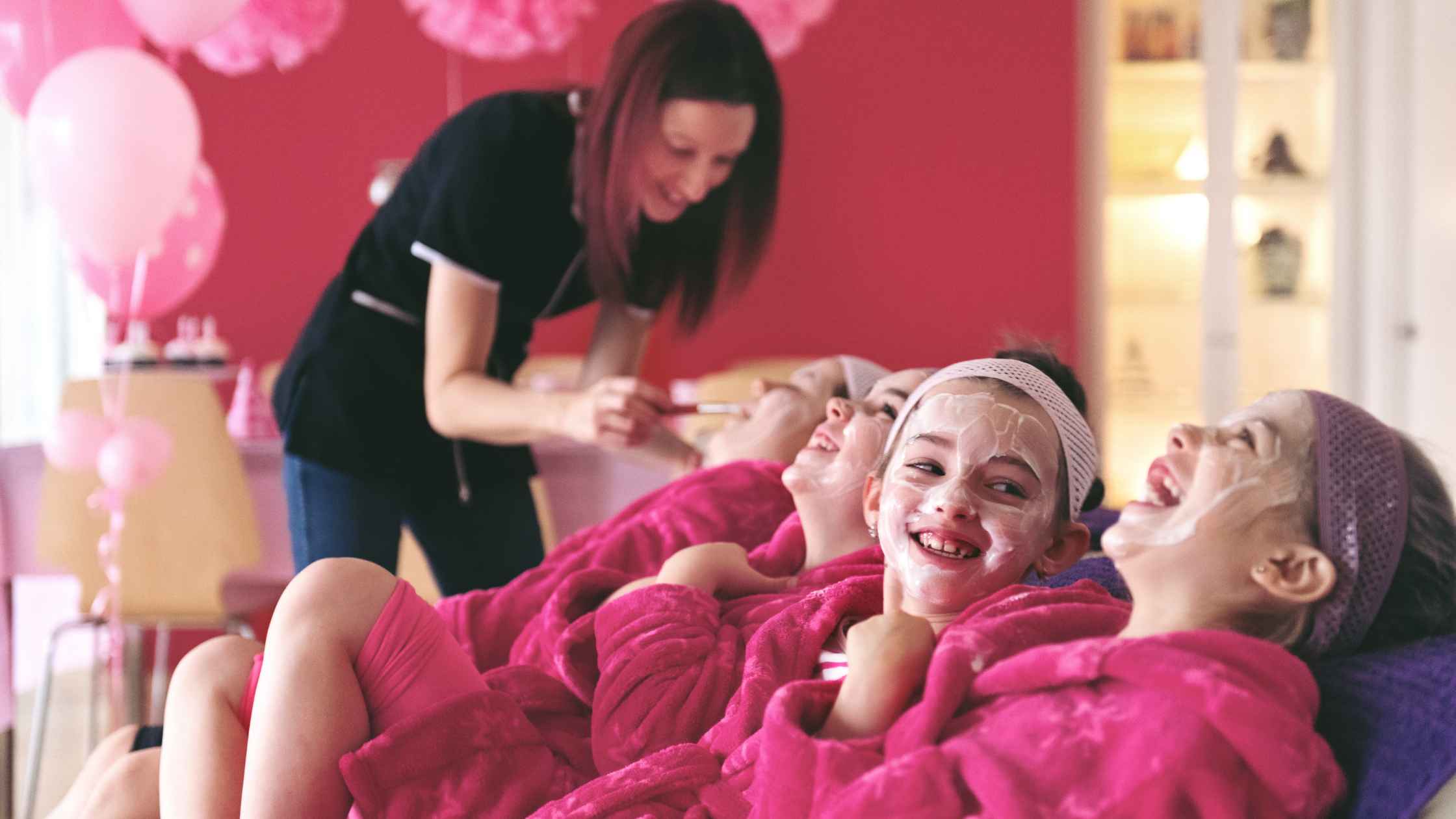 in foto un beauty party con delle bambine e l'estetista che fa dei trattamenti.