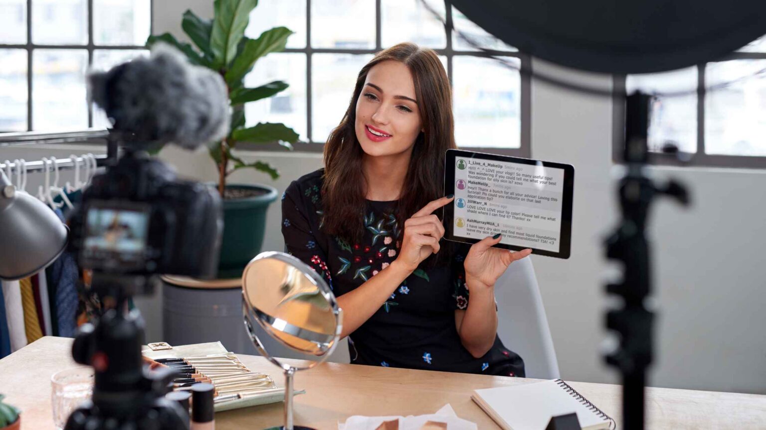 in foto un'influencer che racconta ai suoi follower la glass skin