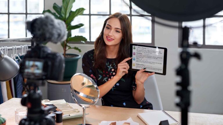 in foto un'influencer che racconta ai suoi follower la glass skin
