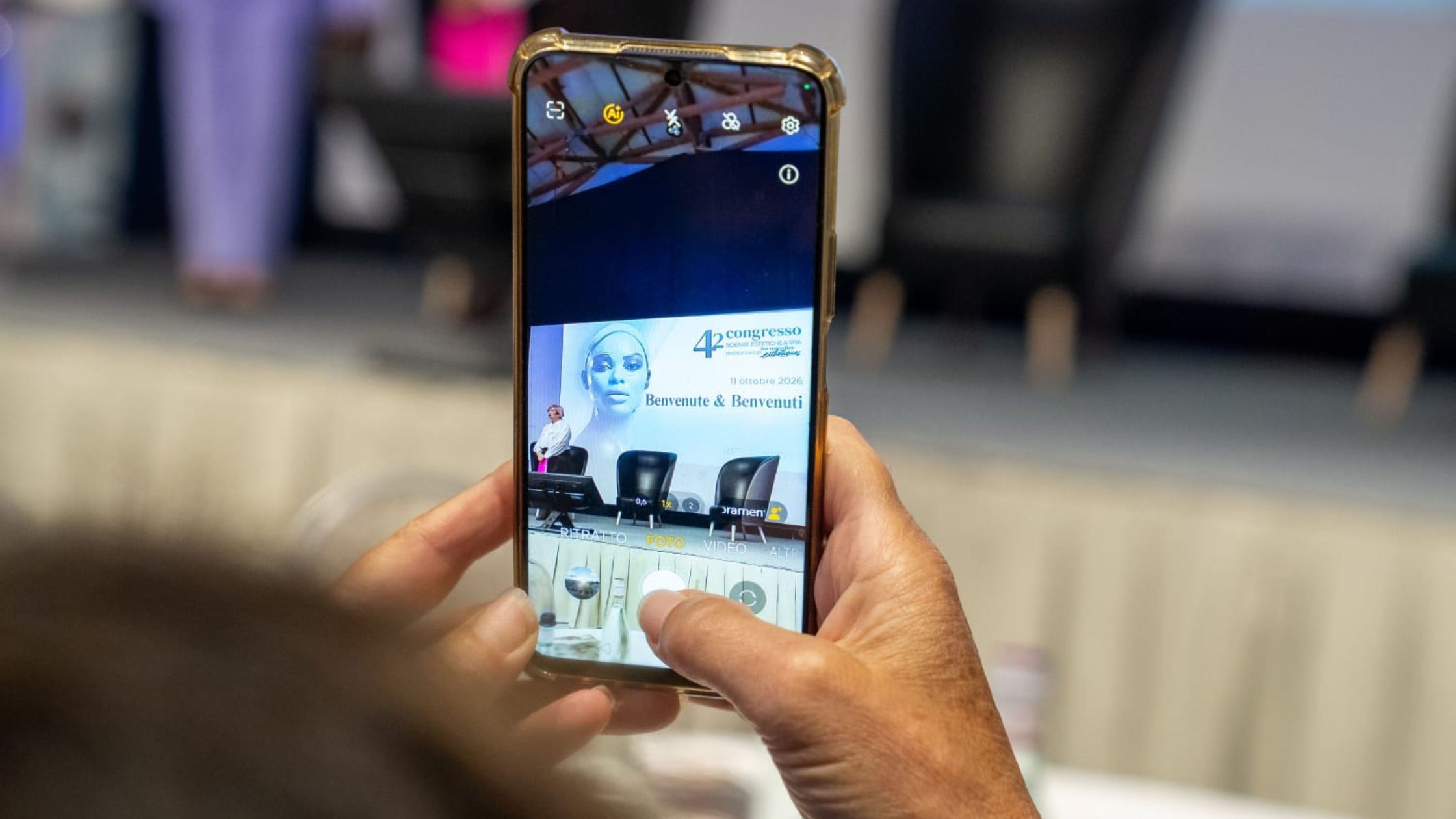 in foto in primo piano, uno smartphone che fotografa il 42° congresso di lne italia.