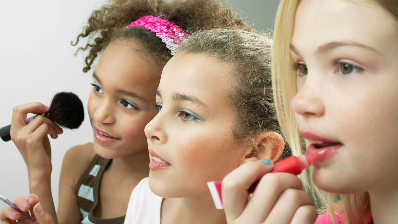In foto delle ragazzine che si truccano. rappresentano le ragazze glow